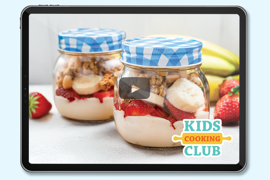 strawberry and banana parfait in a jar on a table. Logo: Mini-club de cuisine